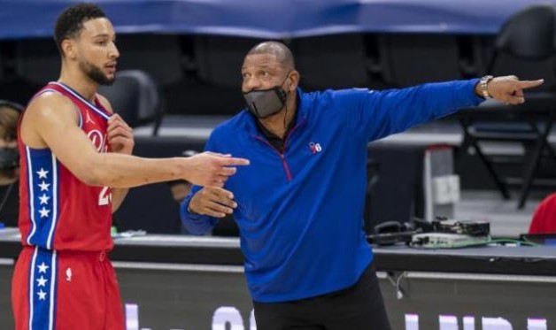 北美世界杯-舔狗里弗斯上线：西蒙斯能助我们争冠 他防守很好